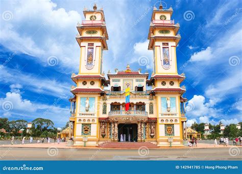 Cao Dai Tempel: Ein spiritueller Schmelztiegel kultureller Einflüsse in Tay Ninh!