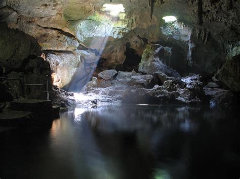  Die Hinagdanan-Höhle: Ein mystisches Wunder der Natur und ein erfrischendes Badevergnügen!