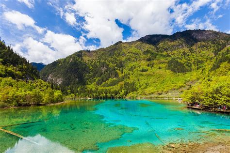 Das Xiushui-Reservoir: Kristallklares Wasser und traumhafte Bergsicht!