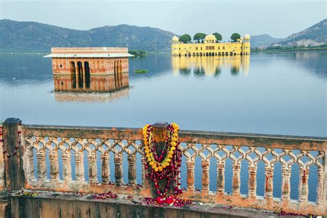 Der Jal Mahal - Ein schwimmendes Wunder auf den Wellen des Man Sagar Sees!