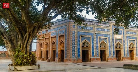  Der Uch Sharif Mausoleum: Ein mystisches Schmuckstück im Herzen von Pakistan!